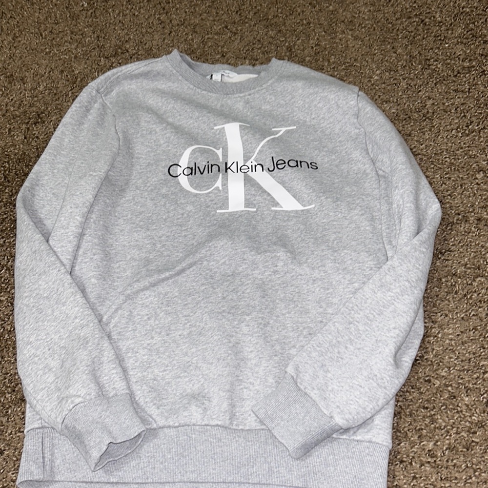 Women’s Calvin Klein crew neck.